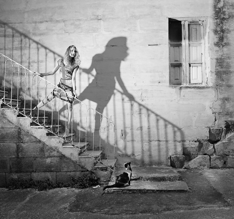 На Мальте открытые дворы, как элемент городской застройки отсутствуют и соответственно нет культуры их использования. За неделю съемок был найден только вот этот. Местные кошки испытали шок, видимо за всю свою жизнь они ни разу не видели, чтобы люди во дворе задержались и что-то делали. 